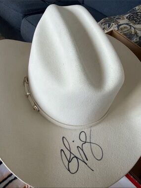 Stetson Brad Paisley autographed cowboy Hat w original Western Artwork box.